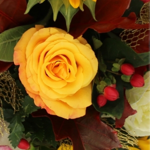 Centrotavola arancio di fiori misti dettaglio rosa