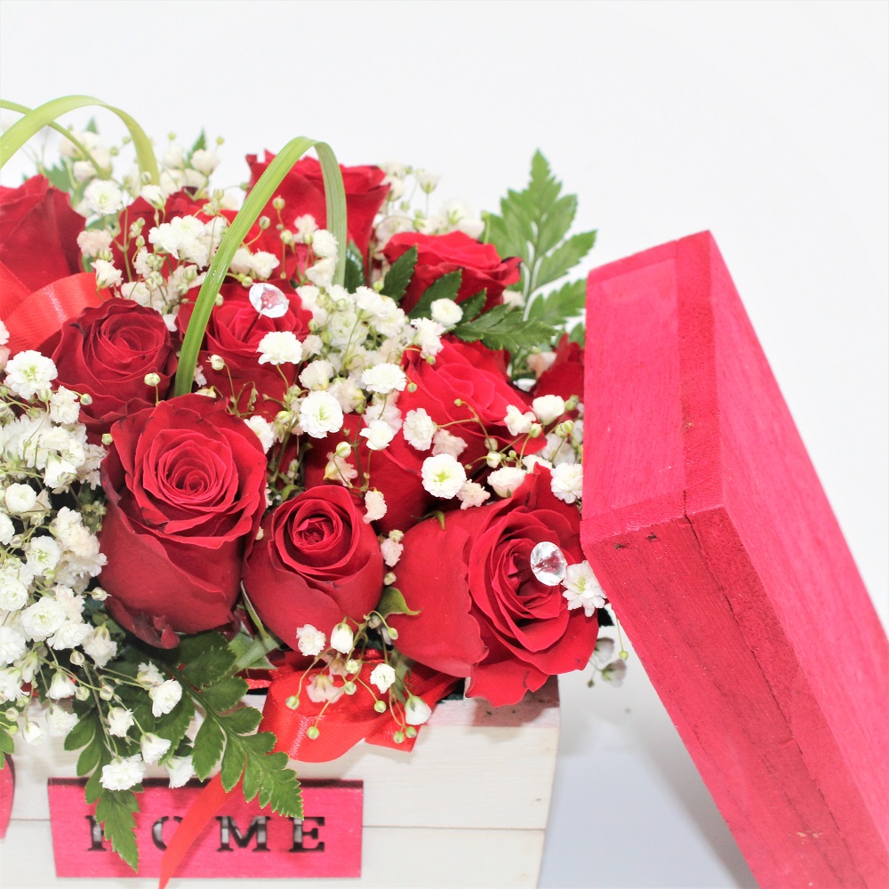 Rose Rosse in Scrigno di Legno dettaglio coperchio