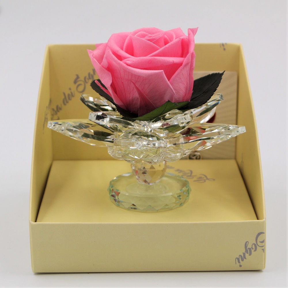 Rosa Rosa Stabilizzata in Calice di Cristallo dettaglio cris Rosa Rosa Stabilizzata in Calice di Cristallo dettaglio cris