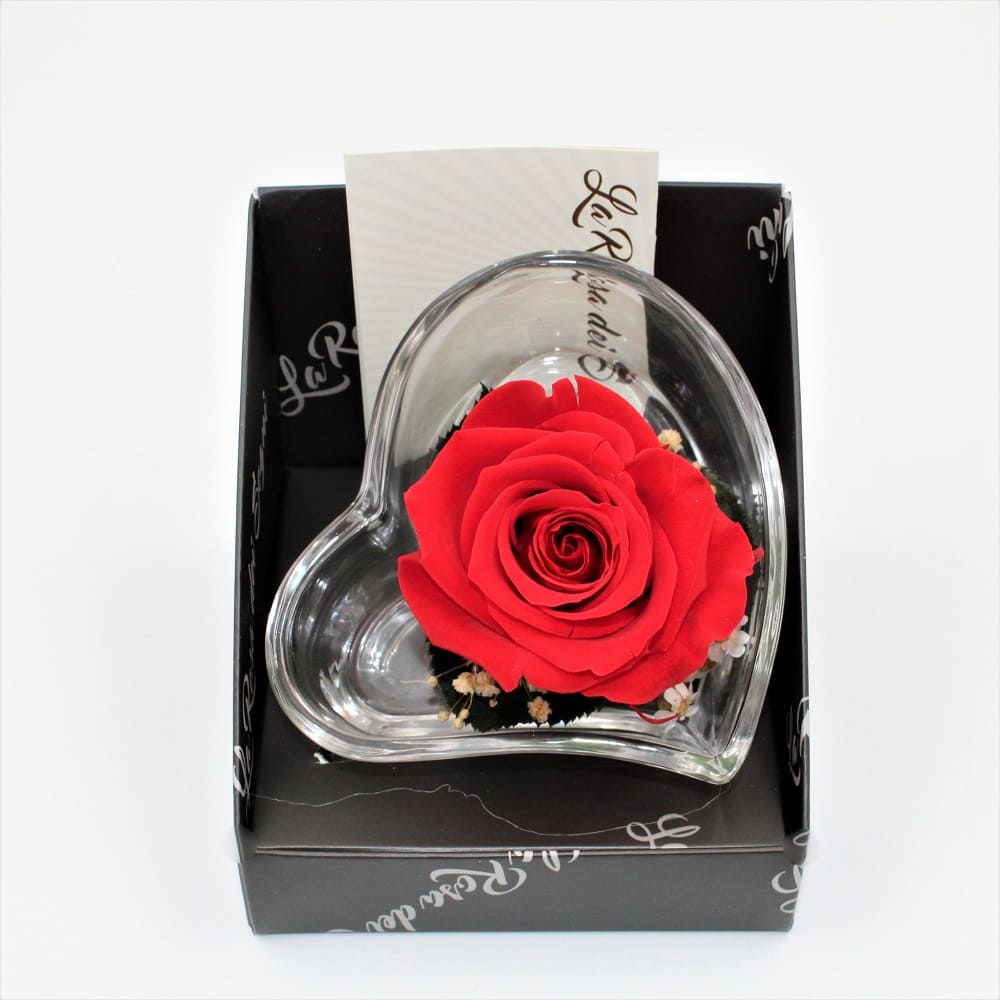 Rosa stabilizzata racchiusa in un cuore di cristallo con fiorellini  liofilizzati